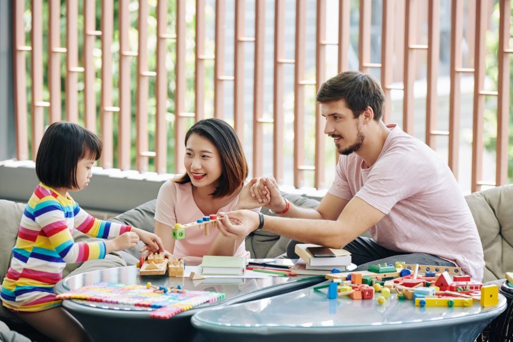 Bermain puzzle bersama anak untuk melatih konsentrasi anak
